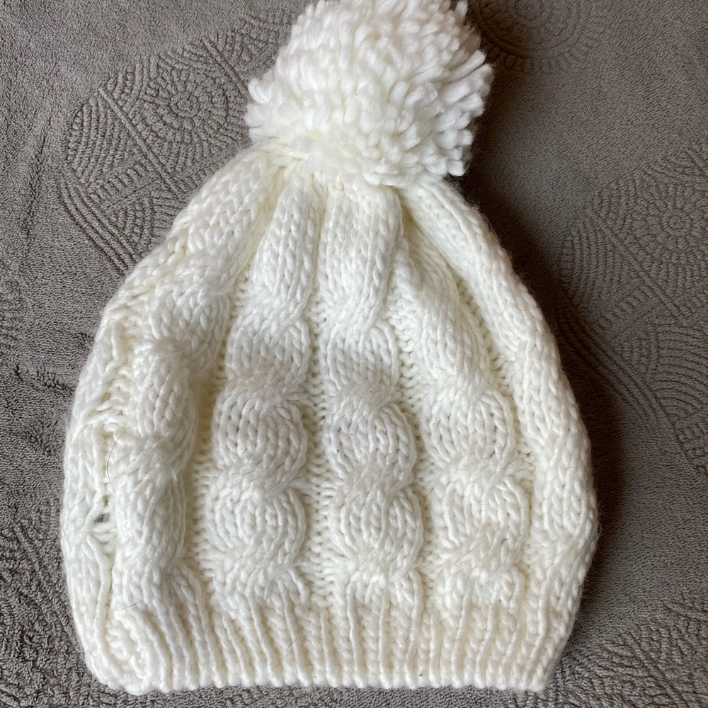 dELiAS*s White Knit Winter Hat